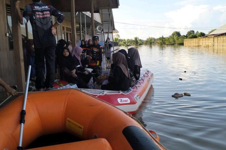 Proses evakuasi warga terdampak banjir di 24 Desa di Kabupaten Tanah Bumbu, Kalimantan Selatan