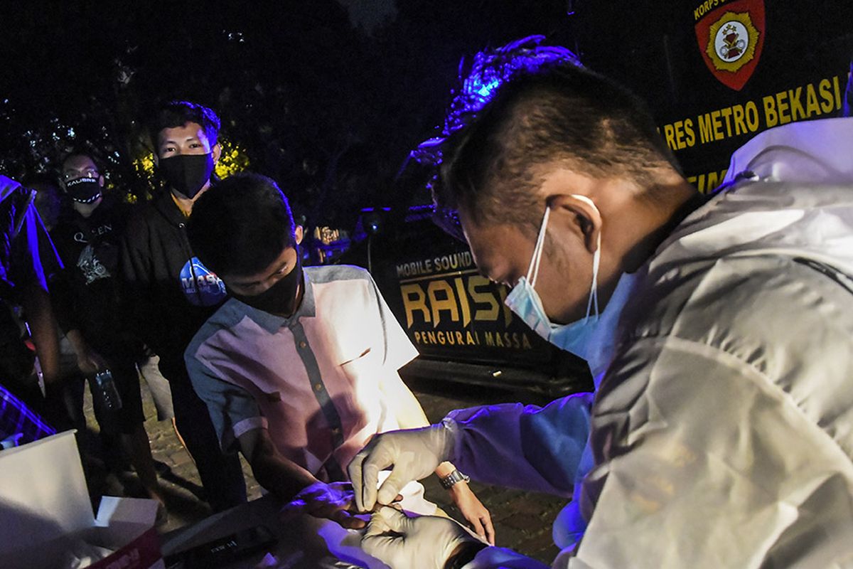 Pelanggar protokol kesehatan menjalani rapid test di Alun-alun Bekasi, Jawa Barat, Sabtu (26/12/2020). Tim Gabungan dari TNI, Polri dan Satpol PP merazia pengunjung yang melanggar protokol kesehatan di ruang publik untuk mencegah penyebaran wabah COVID-19.