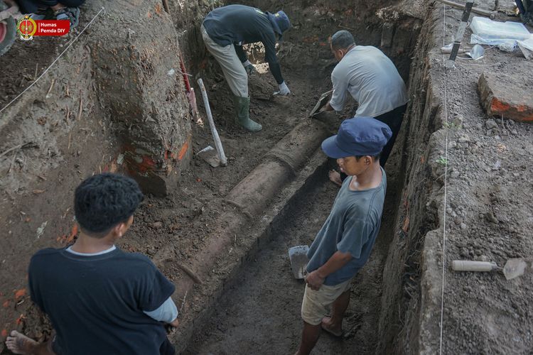 Tim arkeolog dinas kebudayaan DIY saat temukan salyran air kuno di Pleret Bantul