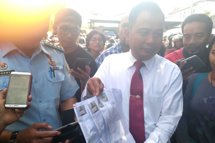 Wadirkrimum Polda Bali Ruddi Setiawan menunjukan foto keempat narapidana yang kabur dari Lapas Kerobokan, Bali. 