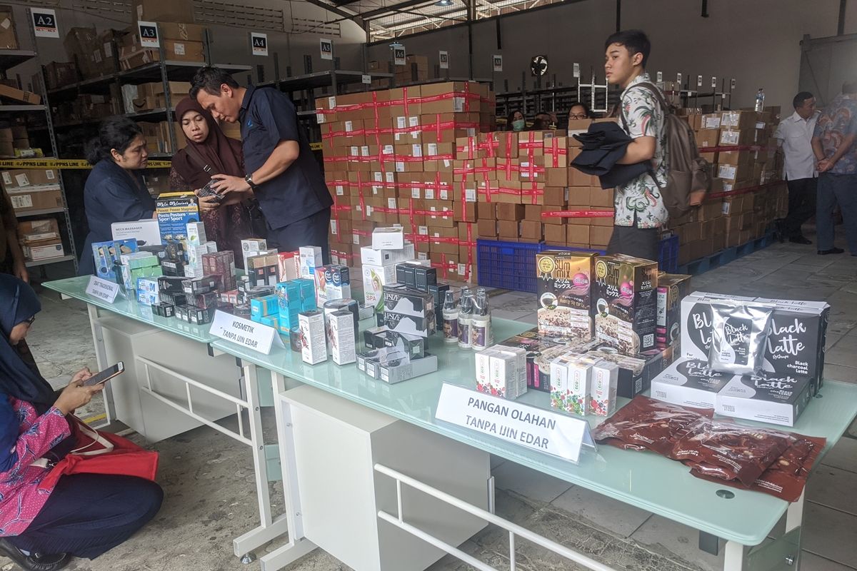 Press Release penggerebekan obat, kosmetik dan makanan ilegal oleh BPOM di Sungai Bambu, Tanjung Priok, Jakarta Utara, Selasa (10/12/2019)
