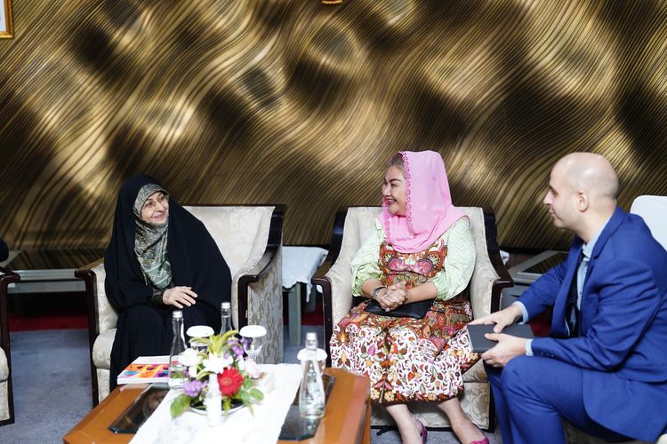 Wali Kota (Walkot) Semarang Hevearita Gunaryanti Rahayu bertemu Wakil Presiden (Wapres) Republik Islam Iran Ensieh Khazal.