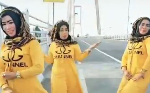  Police Hunt Trio Who Sought TikTok-xicating Fame via Suramadu Bridge Dance