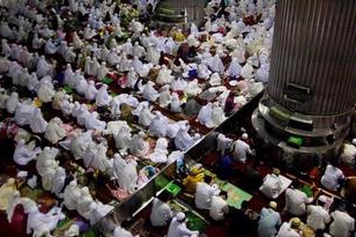 Ribuan umat Islam melaksanakan shalat Idul Fitri 1432 Hijriah, di Masjid Istiqlal, Jakarta, Rabu (31/8/2011). Umat Islam merayakan Hari Raya Idul Fitri setelah sebulan lamanya menjalankan ibadah puasa pada Ramadhan. 