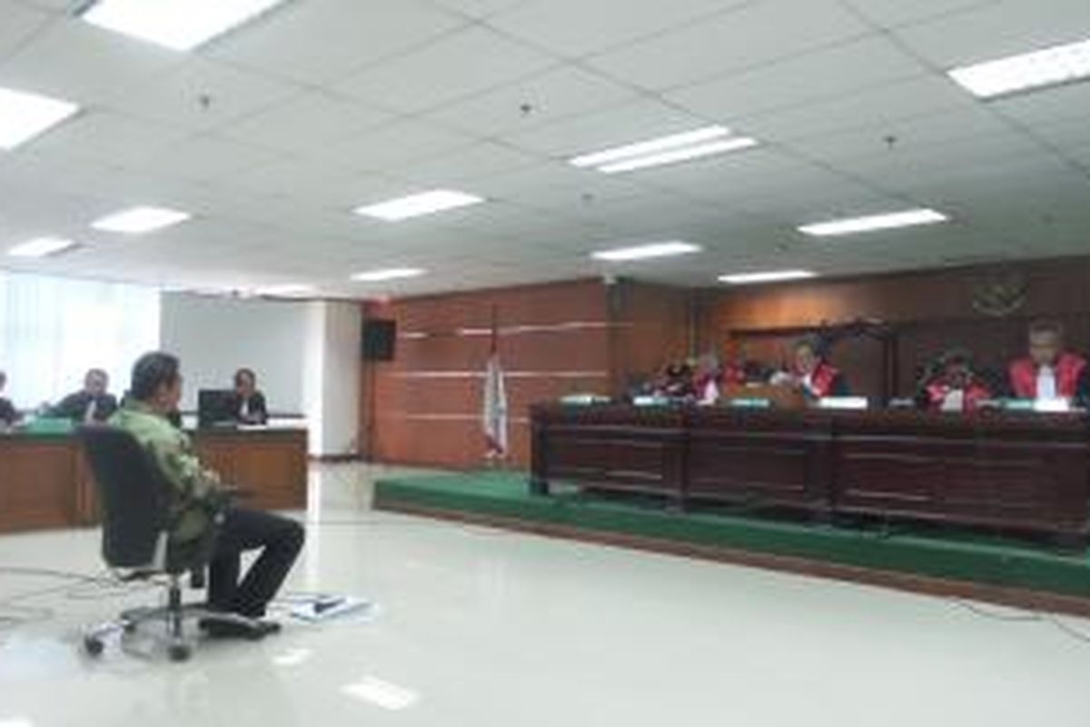 Sidang pembacaan putusan terhadap mantan Kepala Dinas Perhubungan DKI Jakarta Udar Pristono dalam perkara pidana dugaan korupsi dan tindak pidana pencucian uang proyek pengadaan bus transjakarta tahun 2012-2013, di Pengadilan Tindak Pidana Korupsi, Jakarta, Rabu (23/9/2015).