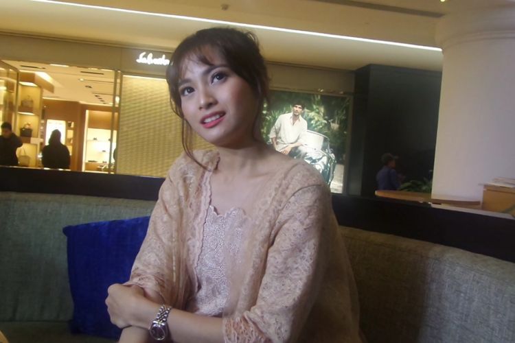 Acha Septriasa dalam wawancara usai konferensi pers film Kartini di Plaza Indonesia, Jakarta Pusat, Rabu (5/4/2017).