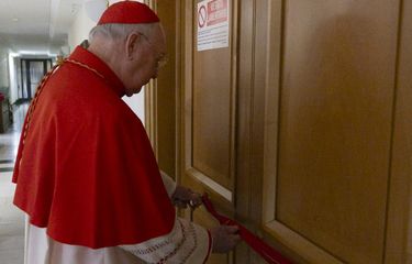 Camerlengo Vatikan Kardinal Kevin Joseph Farrell, memeriksa apartemen yang disegel Paus Fransiskus di Santa Marta, Vatikan