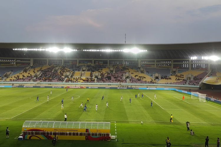 Suasana laga Mali vs Uzbekistan pada partai pembuka Grup B Piala Dunia U17 2023 yang digelar di Stadion Manahan, Solo, pada Jumat (10/11/2023) sore WIB.