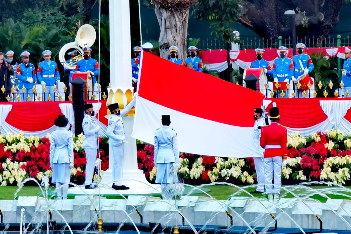 Foto Biro Pers, Media, dan Sekretariat Presiden: Upacara penurunan bendera di Istana Merdeka, Kamis (17/8/2021). 