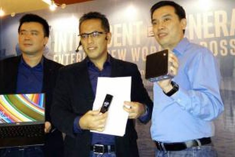 Intel Indonesia memamerkan komputer seukuran ibu jari, Intel Compute Stick dalam acara Intelligent Generations yang diselenggarakan di Jakarta hari ini, Selasa (5/5/2015).