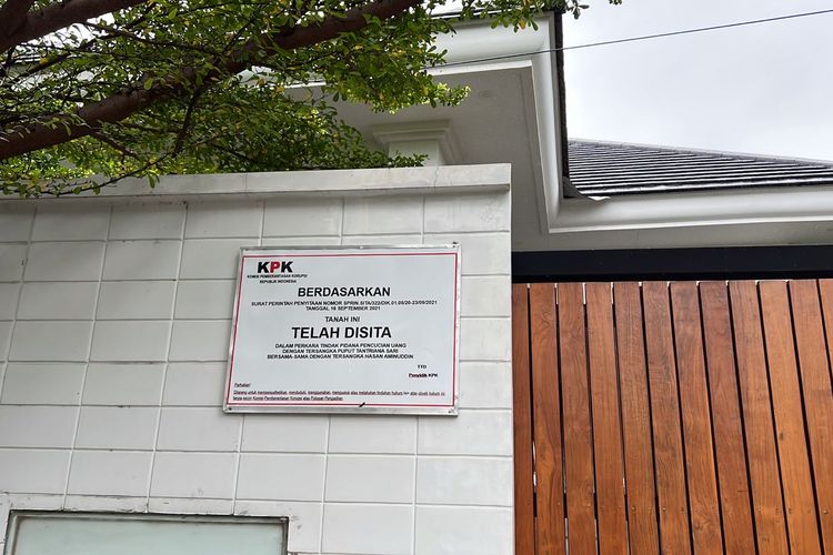 Penyidik Komisi Pemberantasan Korupsi (KPK) melakukan penyitaan dan pemasangan plang sita terhadap sejumlah aset milik Bupati nonaktif Probolinggo, Puput Tantriana Sari. Adapun aset yang disita berupa tanah dan bangunan di Probolinggo senilai Rp 7 miliar.