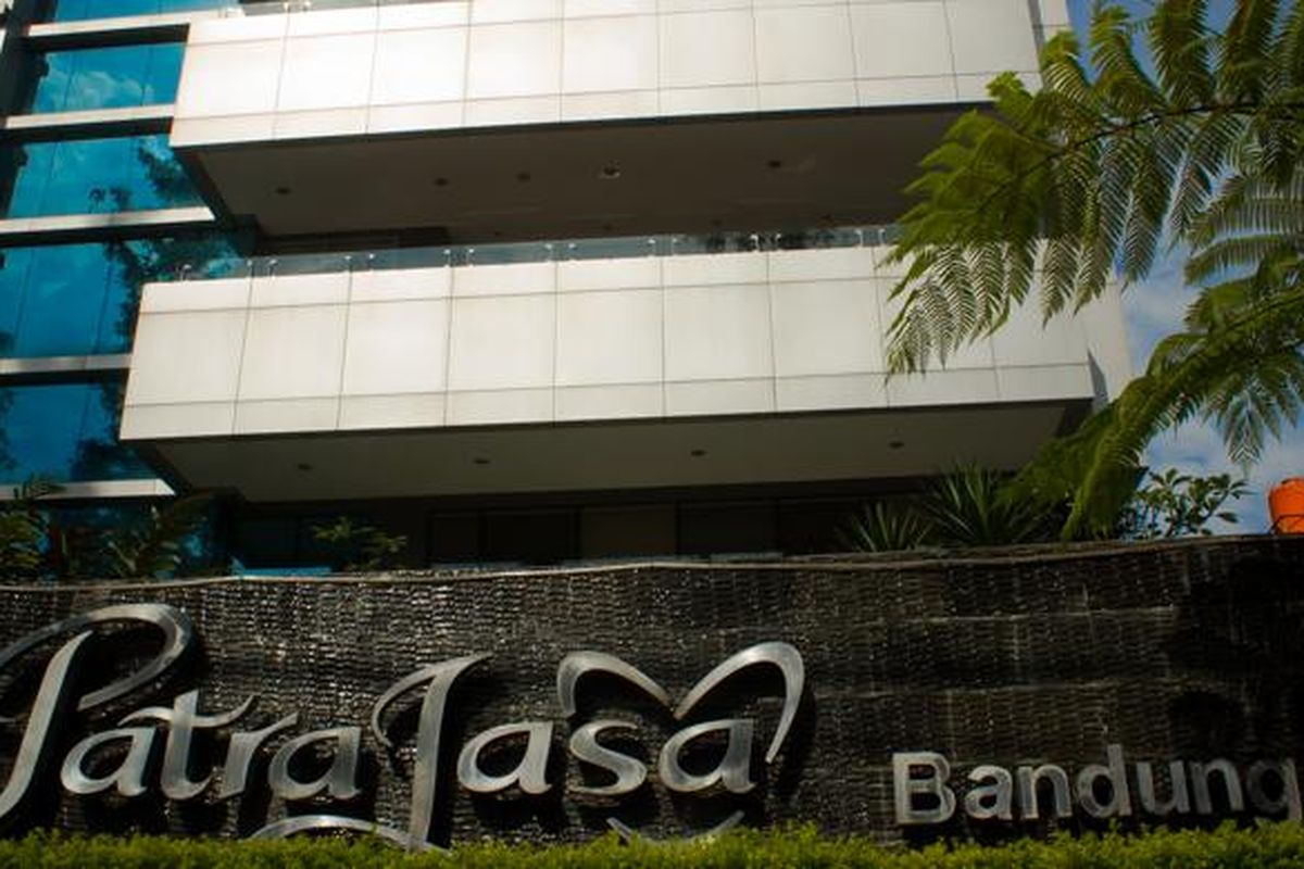 Tampak depan Patra Jasa Bandung Hotel yang terletak di Jl. Ir. H. Juanda 132 (Dago), Bandung.