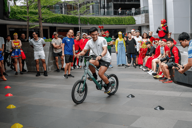 Para peserta lari Joy in Every Mile 5K mencoba sepeda karya anak bangsa milik Polygon. 