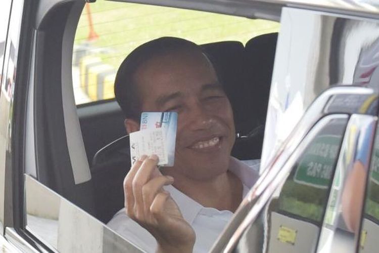 Presiden Joko Widodo menggunakan TapCash BNI saat peresmian jalan tol Surabaya-Mojokerto