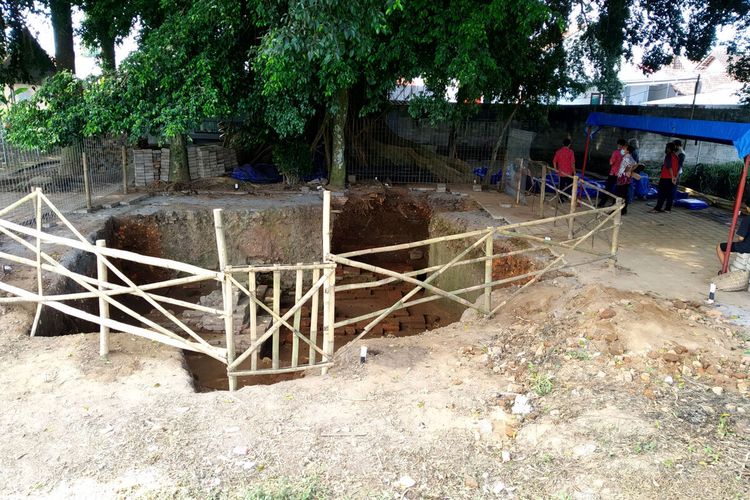 Arkeolog dari BPCB Jawa Timur berhasil menemukan sudut tenggara dari struktur pondasi Candi Gedog di Situs Gedog yang terletak di Kelurahan Gedog, Kecamatan Sananwetan, Kota Blitar, selama proses ekskavasi tahap kedua yang berakhir Rabu (26/5/2021)