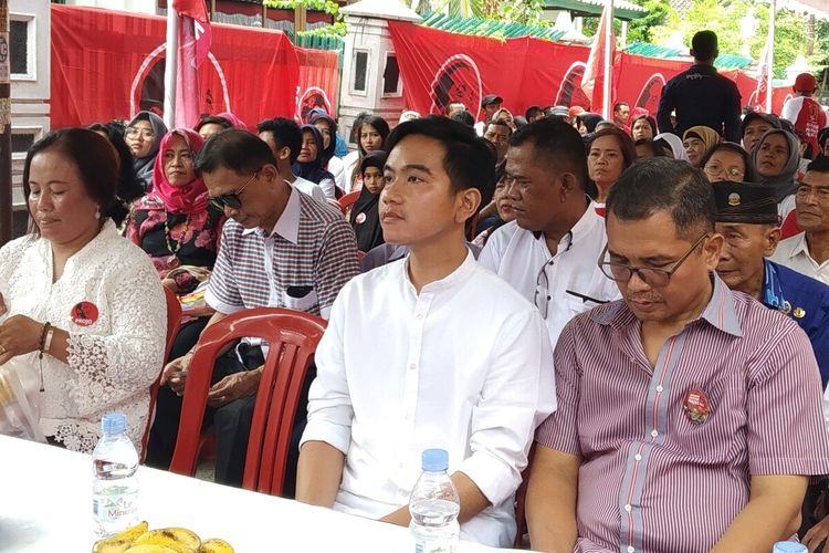 Bakal calon wali kota Surakarta, Gibran Rakabuming Raka saat menghadiri acara doa dan silaturahmi bersama Mas Gibran di Kantor DPC Projo Solo, Jawa Tengah, Minggu (9/2/2020).