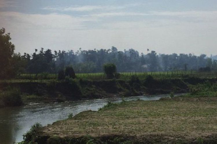 Di akun Twitternya, wartawan BBC Jonathan Head mengunggah foto rumah-rumah di Desa Gawdu Zara yang dibakar. 