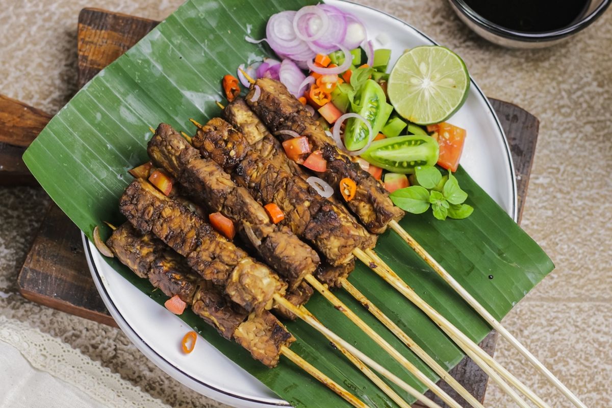 Ilustrasi sate tempe dengan bumbu ebi pedas. 