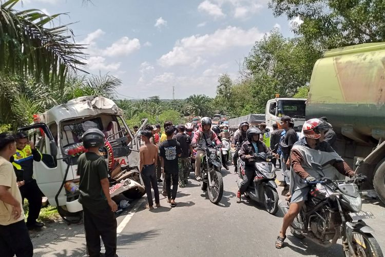 Petugas kepolisian Polres Bengkalis melakukan olah TKP pada kasus kecelakaan lalu lintas truk CPO dengan ambulans, di Jalan Lintas Duri-Pekanbaru, Kecamatan Pinggir, Kabupaten Bengkalis, Riau, Selasa (19/9/2023).