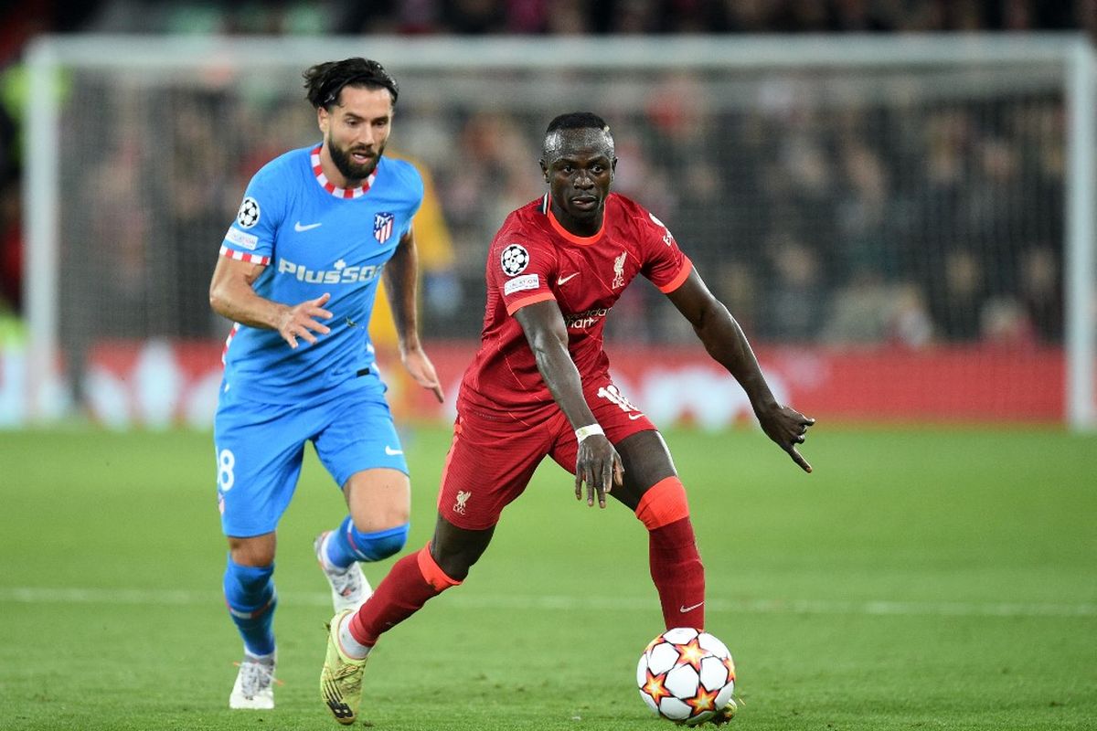 Sadio Mane (kanan) saat berebut bola dengan Felipe dalam pertandingan Liverpool vs Atletico Madrid pada matchday keempat Grup B Liga Champions 2021-2022 di Stadion Anfield, Kamis (4/11/2021) dini hari WIB. 