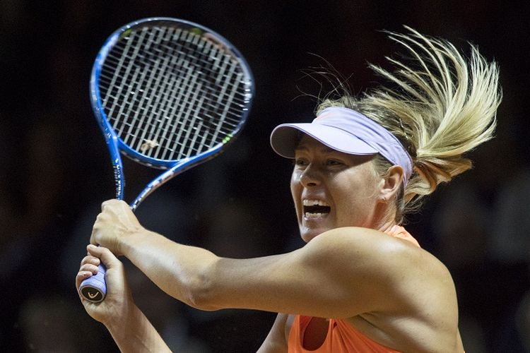 Petenis Rusia, Maria Sharapova, mengembalikan bola ke arah lawannya, Kristina Mladenovic (Perancis), pada laga semifinal Stuttgart Terbuka 2017, di Stuttgart, Jerman, 29 April 2017.