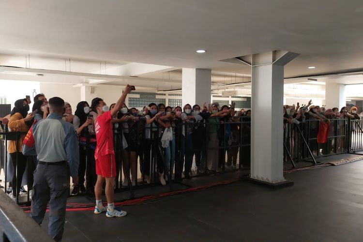 Para fans foto bersama dengan Anthony Sinisuka Ginting di Istora Senayan, Jakarta, Selasa (14/6/2022). 