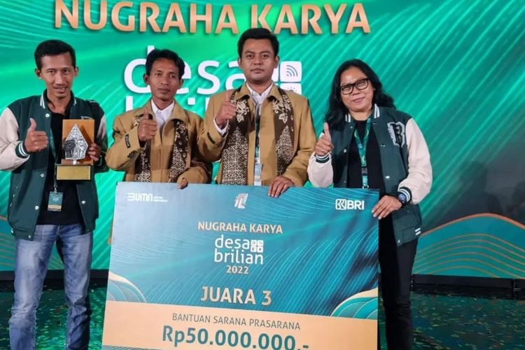 Berkat keunggulan kafe yang dikelola Bumdes di atas tanah kas desa ini, Desa Megulungkidul berhasil menyabet juara tiga tingkat nasional dalam program Desa Brilian yang bertajuk Nugraha Karya Desa Brilian tahun 2022 yang lalu.