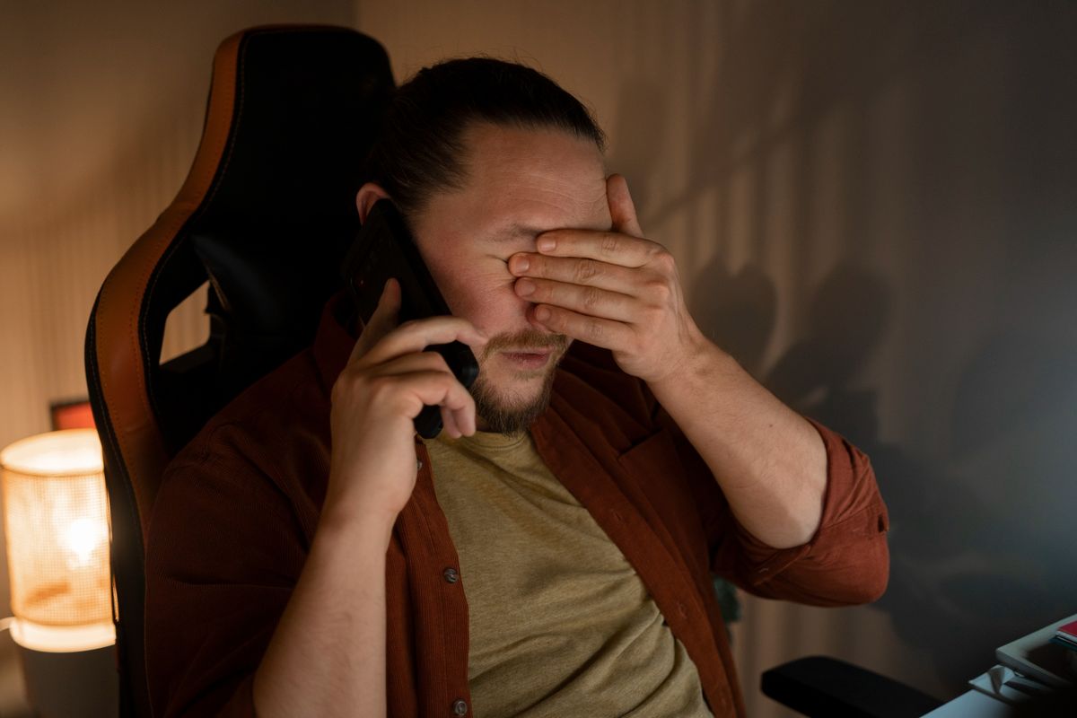 Waspada modus penipuan voice cloning AI yang mampu meniru suara manusia dengan tingkat kemiripan hingga 99 persen. Teknologi ini memungkinkan pelaku kejahatan merekam dan meniru suara customer service untuk mengelabui korban.