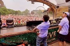 Weird Genius Tampil Berseragam SMA di Panggung Tomorrowland 2022 