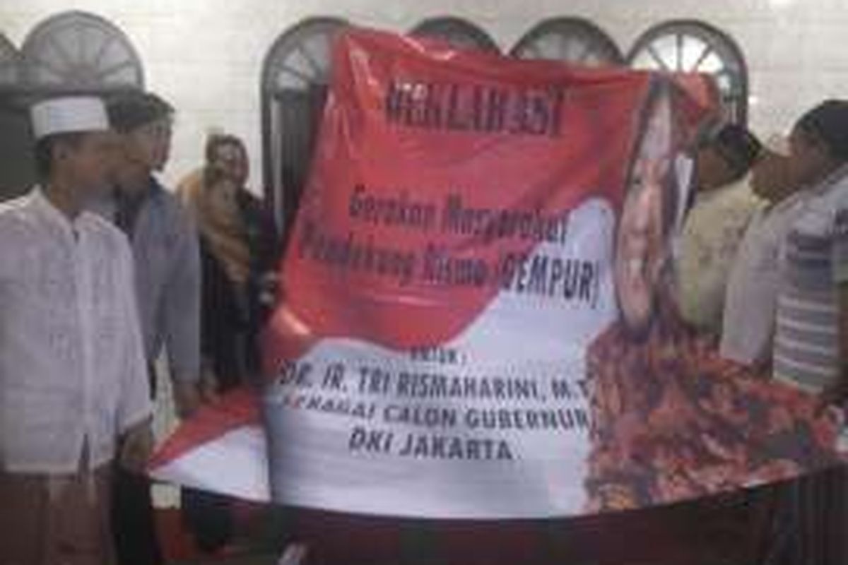 Aksi deklarasi dukungan terhadap Wali Kota Surabaya Tri Rismaharini dilakukan di depan sebuah musalah di kawasan Jatinegara Cakung RT 14 RW 08, Kelurahan Jatinegara, Kecamatan Cakung, Jakarta Timur, Kamis (18/8/2016) malam