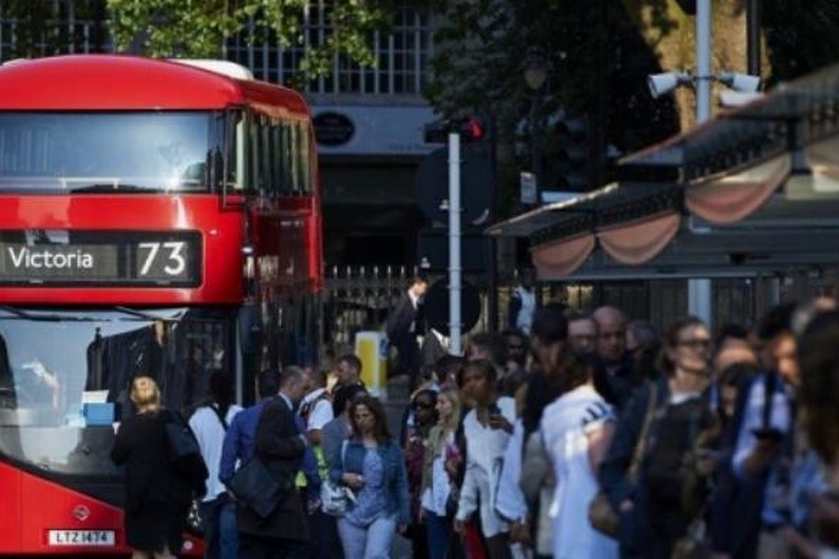 Warga kota London membludak menunggu bus di dekat stasiun kereta api Victoria sebagai imbas pemogokan para masinis kereta api bawah tanah, Kamis (9/7/2015).