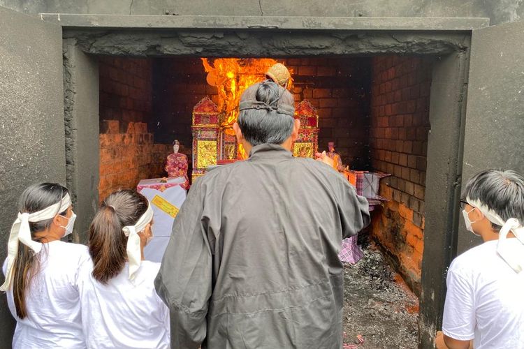 Pembakaran barang-barang termasuk panggung, uang, hingga keperluan anggota keluarga yang meninggal dunia dilakukan di Krematorium Cilincing, Jakarta Utara pada Rabu (30/11/2022). Ini bertujuan agar seseorang yang sudah meninggal bisa menggunakan barang tersebut.  