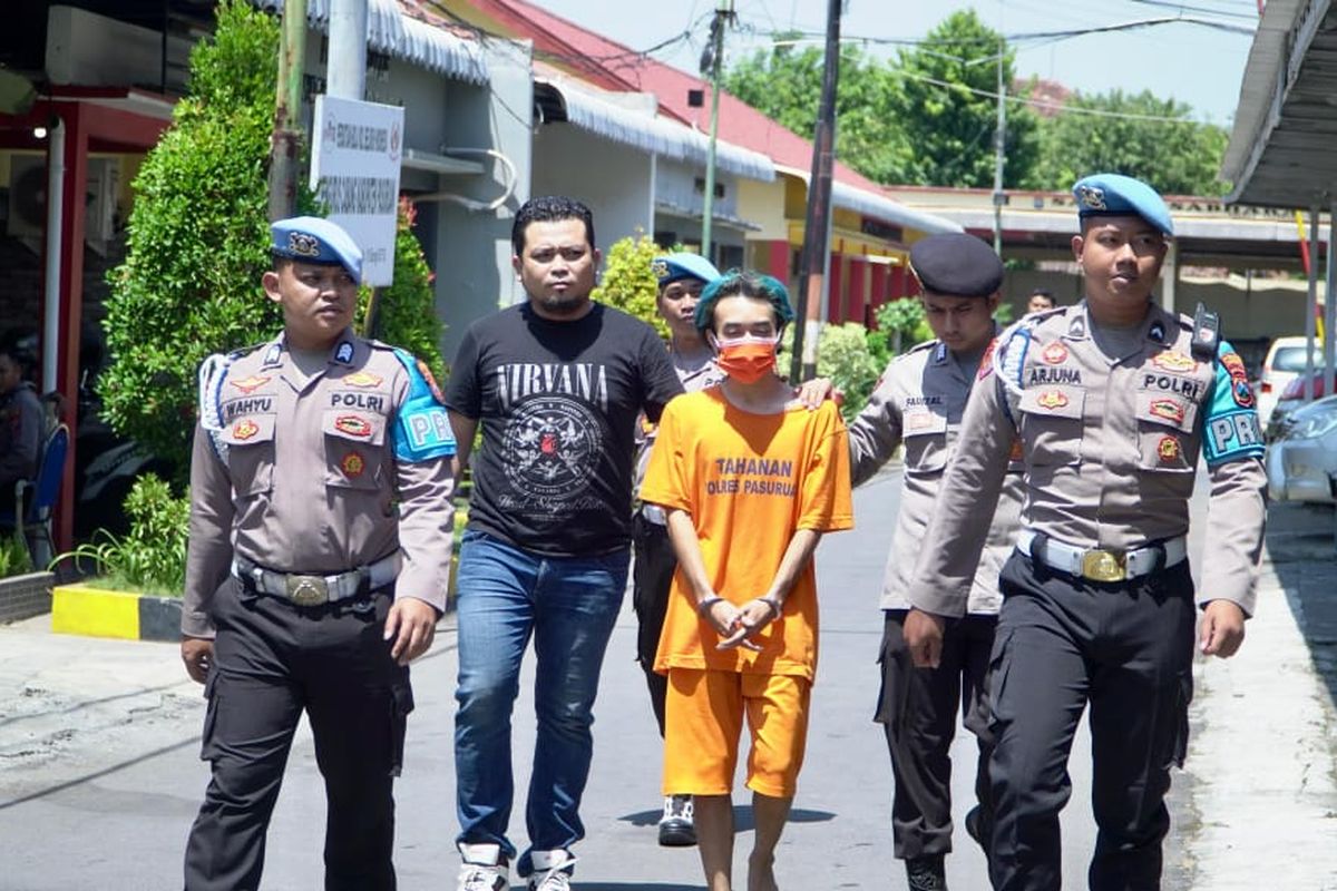 Polisi mengamankan JRF, seorang pemuda yang melempar bom molotov di Pos Lalu Lintas Pandaan, Pasuruan, Jawa Timur, Kamis (04/09/2025) 