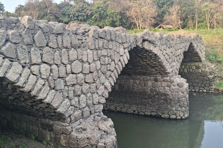 Jembatan Kuno di Dasar Waduk Gajah Mungkur Berarsitektur Arc Romawi