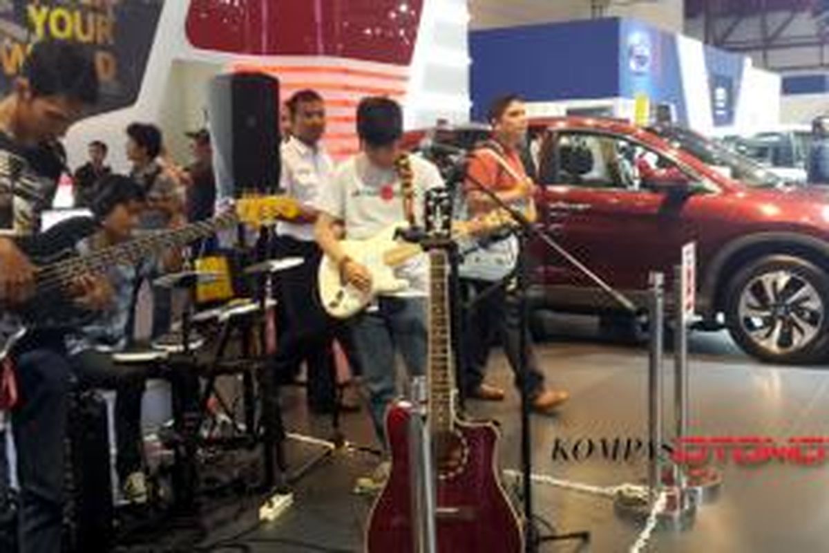 Band memainkan lagu namun hanya bisa didengar dari kabin Honda CR-V Fender.