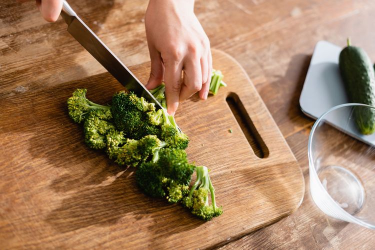 Ilustrasi brokoli dipotong sampai teksturnya seperti nasi. 