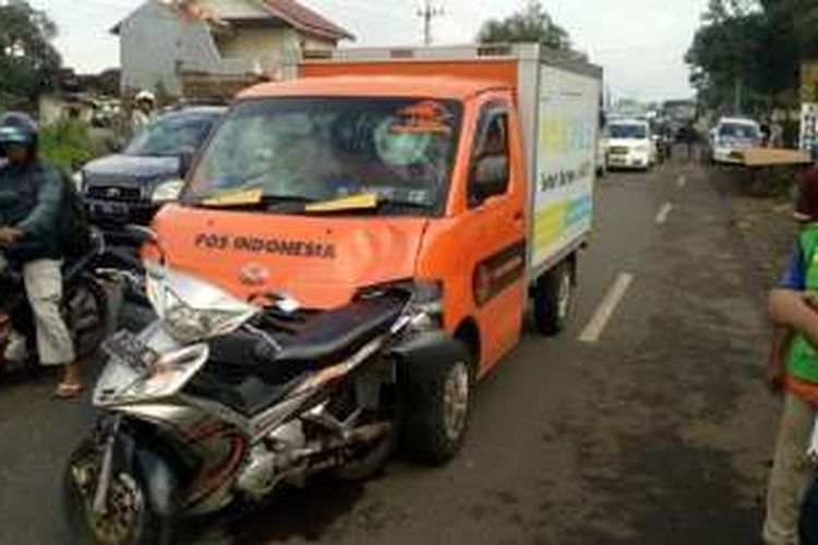 Mobil box PT Pos Indonesia Nopol D 8625 EF terlibat kecelakaan dengan sepeda motor Yamaha   Jupiter MX Nopol H 2137 NL di Jl Raya Tuntang-Salatiga, Rabu (24/2/2016) pagi.
