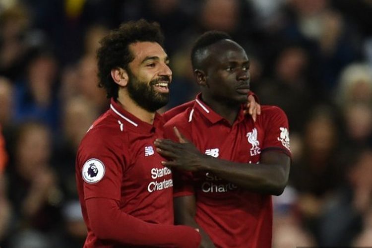 Mohamed Salah dan Sadio Mane merayakan gol yang dicetak pada laga Liverpool vs Huddersfield Town di Stadion Anfield, 26 April 2019.