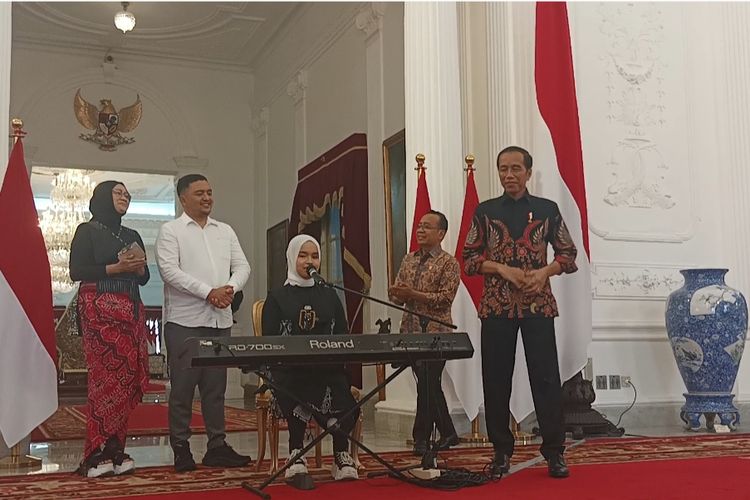 Penyanyi Putri Ariani menyanyi di Istana Merdeka, Jakarta, disaksikan  Presiden Joko Widodo dan Mensesneg Pratikno, Rabu (14/6/2023).