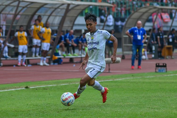Penampilan Beckham Putra gelandang Persib dalam pertandingan pekan ke-11 Liga 1 2023-2024 antara Persija vs Persib di Stadion Patriot Candrabhaga Bekasi, Sabtu (2/9/2023). 