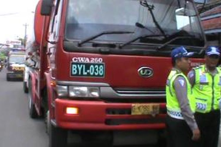 Polisi mengamankan truk tangki setelah kecelakaan di Kartasura, Selasa (21/1/2014). 