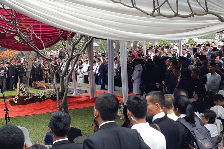 Prosesi pemakaman Ani Yudhoyono telah usai di Taman Makam Pahlawan, Kalibata, Jakarta, Minggu (2/6/2019). Keluarga besar Yudhoyono mengucapkan terima kasih atas ucapan bela sungkawa yang terus mengalir dari berbagai pihak.