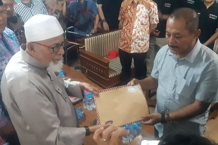 Pengasuh Pondok Pesantren Al Mukmin Ngruki Ustaz Abu Bakar Ba'asyir (ABB) menyerahkan surat nasihat kepada Tim Pemenangan Daerah (TPD) Ganjar-Mahfud di kantor sementara DPC PDI-P Solo, Jawa Tengah, Kamis (30/11/2023).