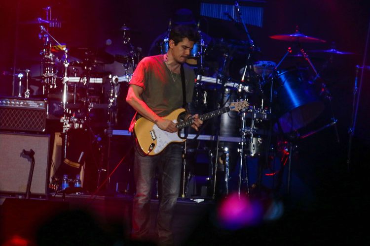 John Mayer saat tampil di acara konsernya di ICE, BSD City, Tangerang, pada Jumat (5/4/2019). Dalam konser yang bertajuk John Mayer World Tour 2019 ini John akan tour di beberapa negara seperti China, Thailand, Australia dan lain-lain