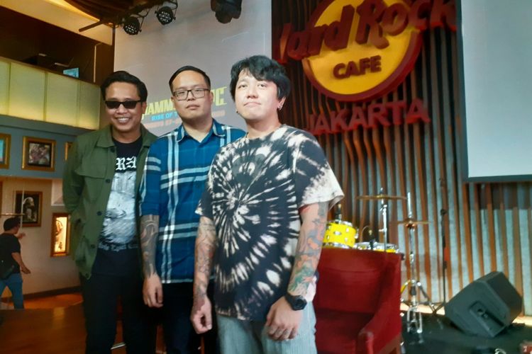 (Dari kiri) Gofar Hilman, Chairman Hammersonic Fest Ravel Junardy, dan San san personel Killing Me Reunion di kawasan  SCBD, 