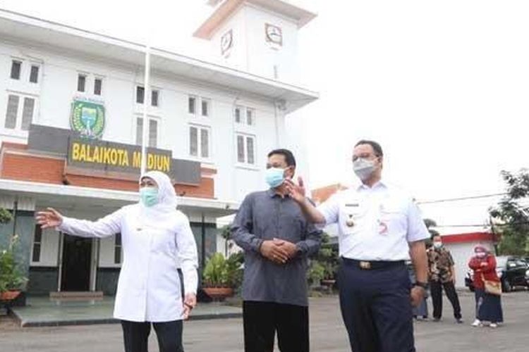 Jawa Timur Khofifah Indar Parawansa mendampingi Gubernur DKI Jakarta Anies Bawesdan dan Wali Kota Madiun Maidi di Balai Kota Madiun, Minggu (25/4/2021). 
