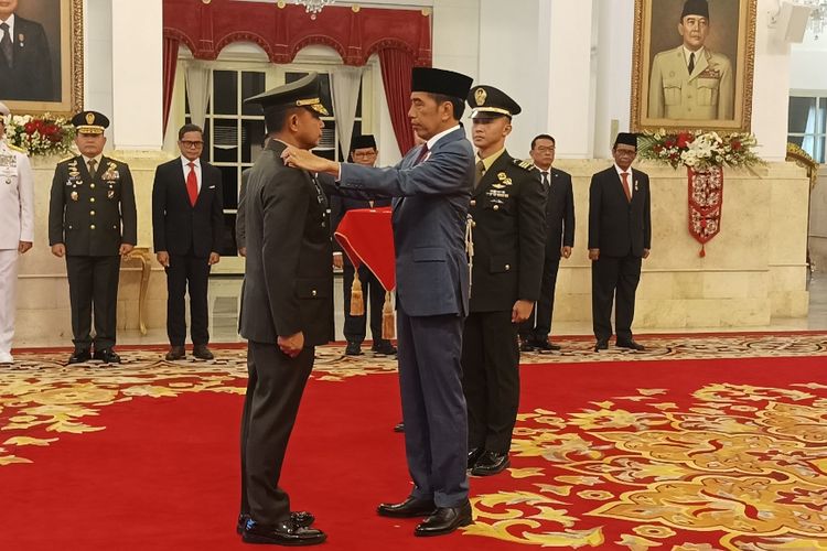 Presiden Joko Widodo saat menyematkan tanda jabatan kepada KSAD Jenderal Agus Subiyanto di Istana Negara, Rabu (25/10/2023). 