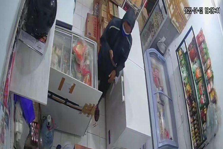 Foto pelaku tindakan asusila di toko makanan beku di Ngawi terekam CCTV. Pelaku menanyakan sosis dan nugget sebelum melakukan tindak asusila memperlihatkan bagian pribadinya kepada penjaga toko.