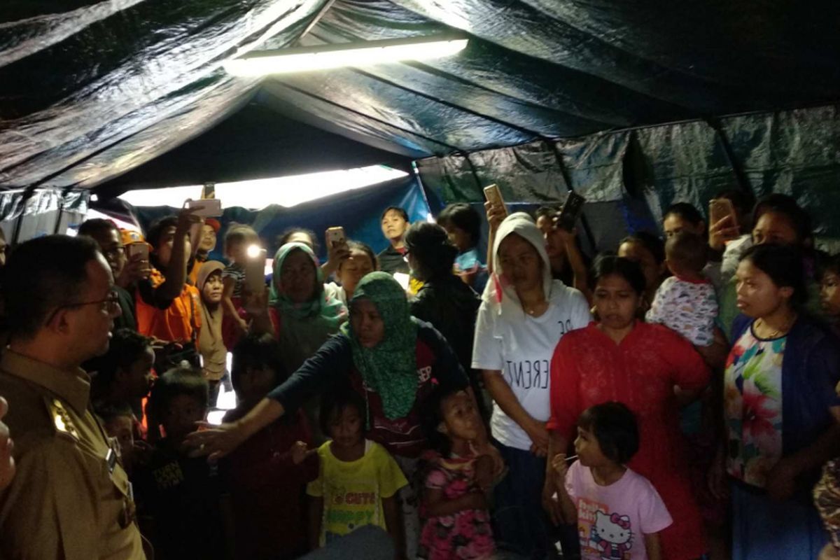 Gubernur DKI Jakarta Anies Baswedan mengunjungi pengungsian banjir di Jalan Arus, Cawang, Jakarta Timur yang terendam banjir, Selasa (6/2/2018) siang.