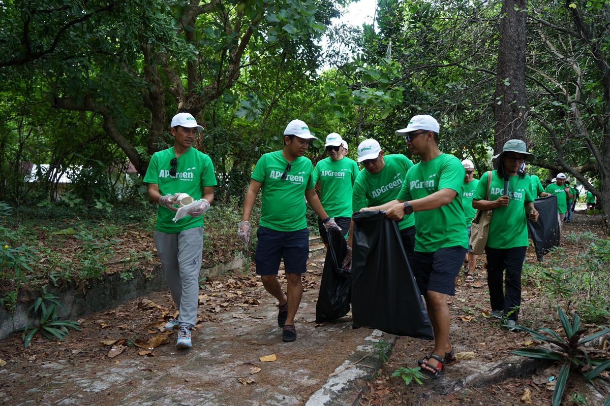 Program ini digelar APG dengan menggandeng komunitas lokal untuk bersama-sama menjaga keberlanjutan ekosistem pesisir melalui berbagai aksi peduli lingkungan.